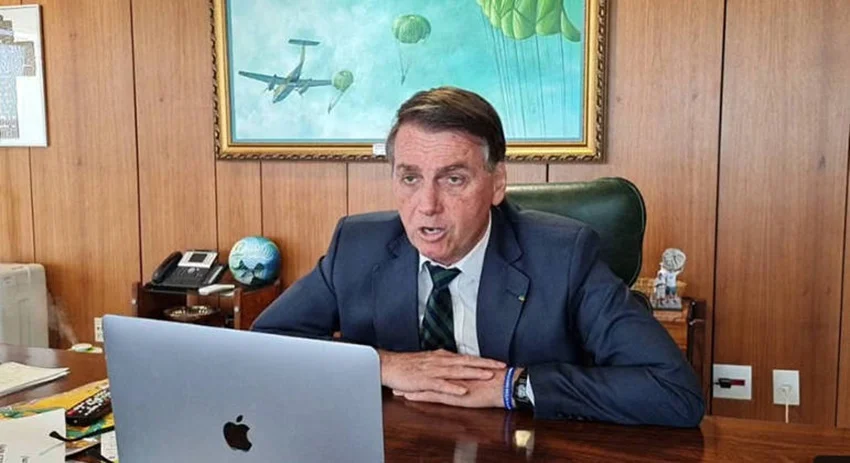 Bolsonaro diz que, se o povo quiser, volta o horário de verão